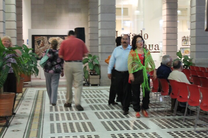 Visitando el museo 
